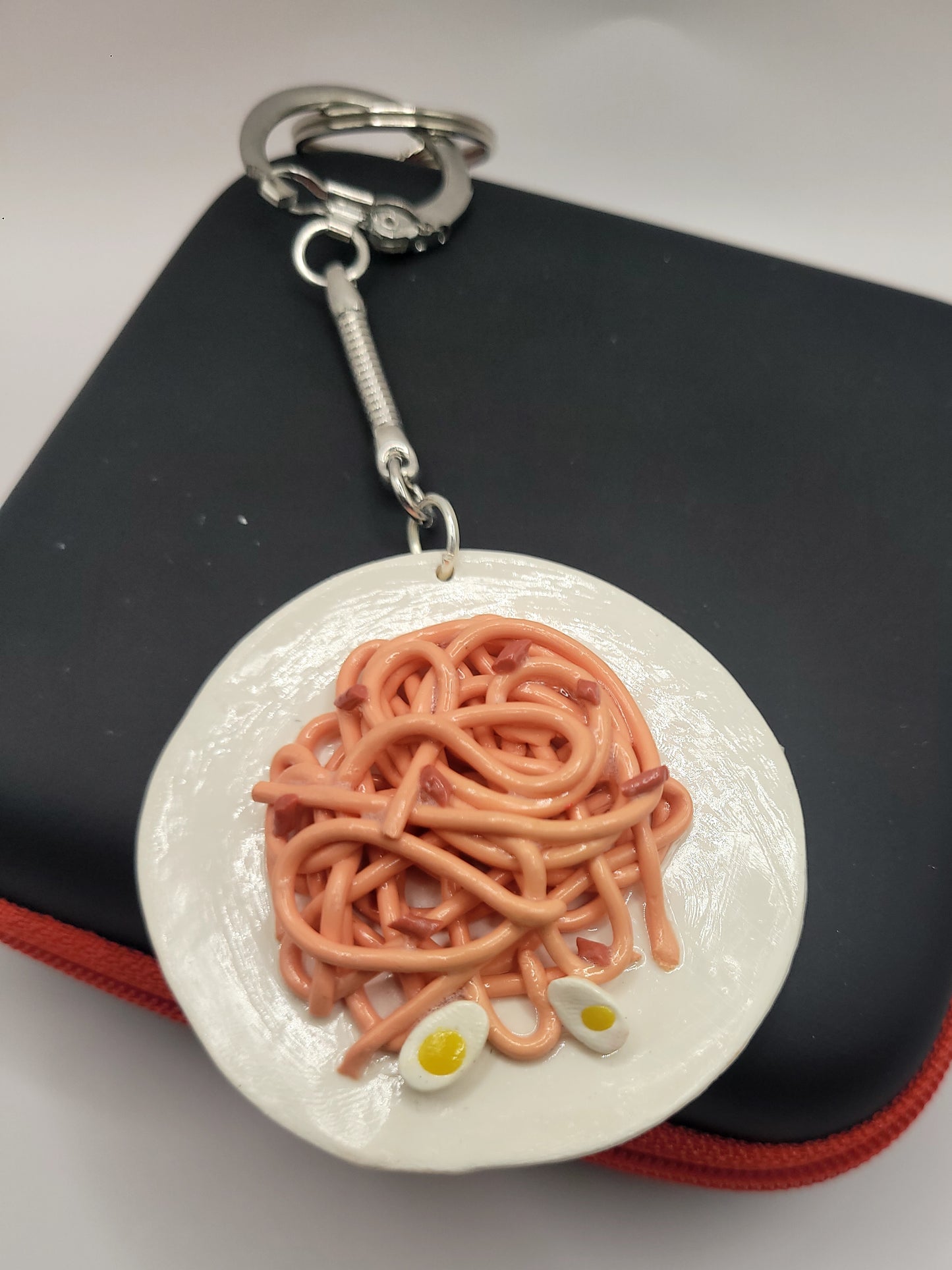 Espageti ak woldog (Spaghetti and hot dogs) Keychain